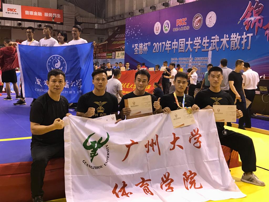 广州大学代表队合影,左一为李东岳老师.jpg