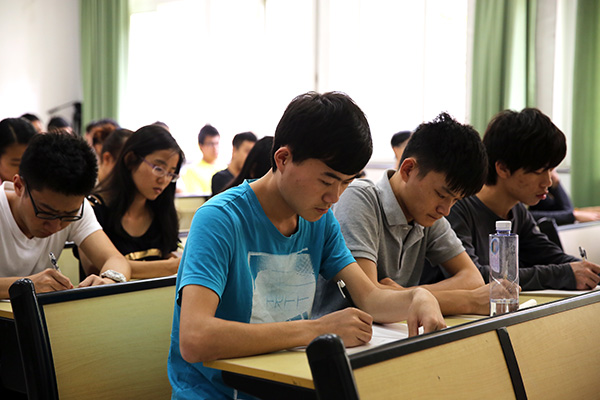 邹采荣校长讲授第一堂思政课 与大学生谈创新创业