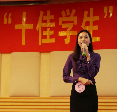法学院十佳学生代表陈玟霏演讲.jpg