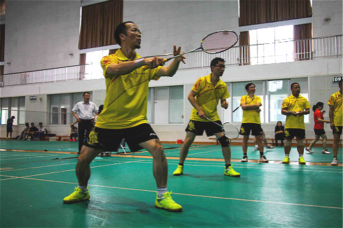 两位老师正盯着前方等待对方发球（郭子钰）_meitu_2.jpg