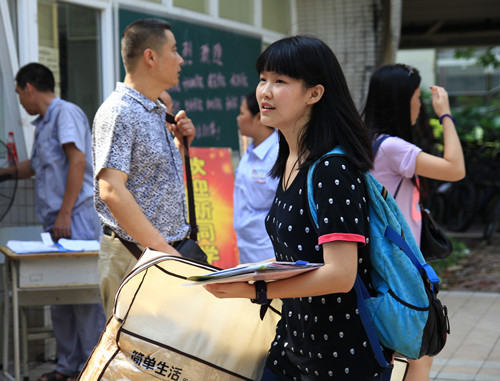 前来报到的新生 陈雯丽摄.jpg