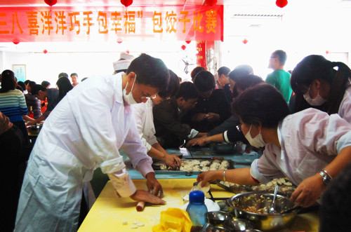 教职工在忙碌地包饺子.jpg