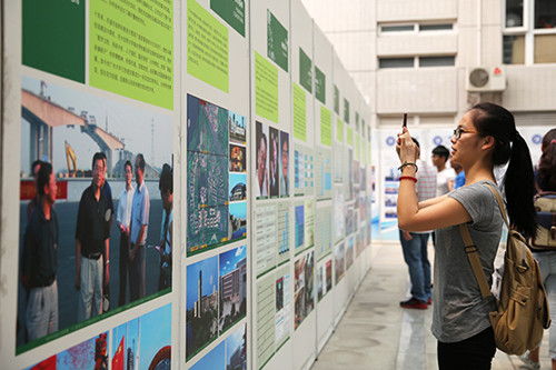 学生在参观展览.jpg